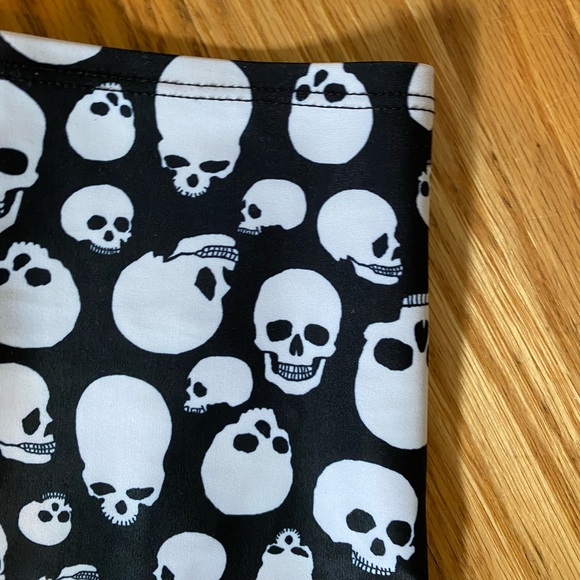 SOLD // skull cropped Onzie leggings - Picture 3 of 6